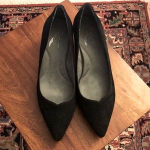 Black Aerosoles low pointy heels 9.5